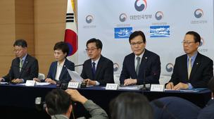 [한겨레 사설] 가계부채, 소득 증대 등 복합처방으로 풀어야