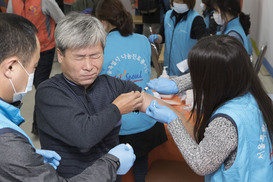 [포토] “따끔합니다”…독감 예방백신 무료접종