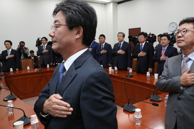 “바른정당 당직자 받지마” 자유한국당 사무처 노조 반발 