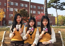 여고생이 만든 ‘위안부’ 할머니 위로 배지 ‘걱정마 소녀야’ 