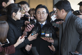 ‘롯데홈쇼핑 뇌물 혐의’ 전병헌 검찰 출석… “불법 관여한 바 없어”