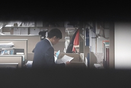 ‘국정원 특활비 상납’ 최경환 의원 사무실 등 압수수색