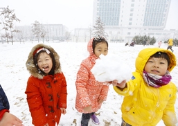 첫눈 온 전주…신나는 어린이들