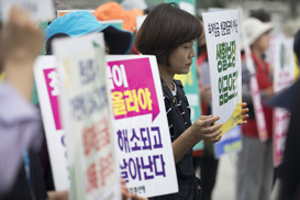 최저임금에 ‘매월 상여금 포함’ 절충…노동계 반발 변수