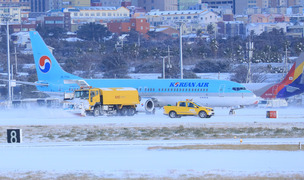 제주공항 폭설로 항공기 운항 잠정 중단…2천여명 발묶여