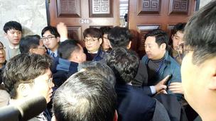 안철수 ‘당무위 강행’에 통합 반대파 “뭐하는 짓이냐” 돌진