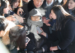 ‘국정원 특활비 수수 의혹’ 이상득, 휠체어 타고 검찰 출석