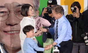 문 대통령 딸은 정의당 당원…이정미 대표와 ‘1987’ 관람도