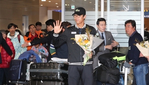 [Photo] Korean tennis star Chung Hyeon receives tremendous welcome at Incheon Airport