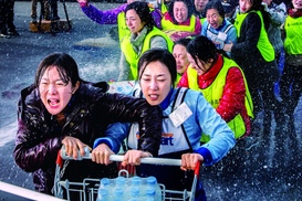 영화 ‘카트’ 실제 주인공들, 10년만에 정규직 된다