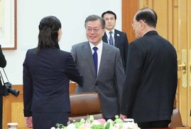 문 대통령 “추운데 괜찮으셨나”…김여정 부부장 “마음 많이 써주셔서”