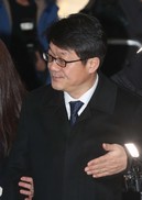 MB 소환 날 김진모 첫 재판 “국정원서 5천만원 받았다”