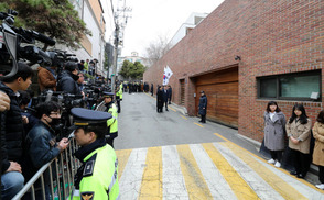 ‘검찰 소환’ MB 자택 앞 삼엄한 경비 속 긴장감 흘러