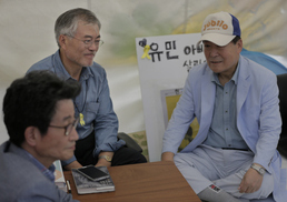 미국 작가 “문재인의 삶, 다음 대통령 뽑는 법 알려줬다”