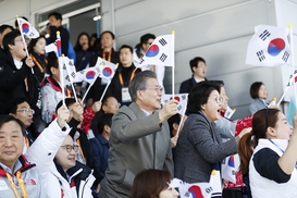 갤럽 “문 대통령 지지율 3%오른 74%…한반도 긴장 완화 영향”