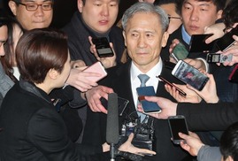 ‘군 사이버사 정치개입·수사은폐 의혹’ 김관진, 다시 재판받는다