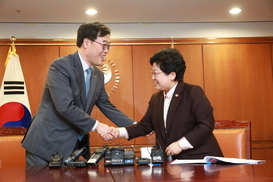 정현백 장관, 금감원장에 “여성차별 은행 채용비리 실태조사를” 