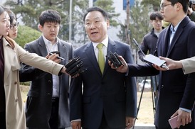 염동열 의원 검찰 출석…“폐광지 자녀 채용위해 노력”
