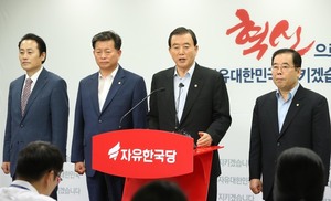 홍문표 “안철수, 어중간한 얼치기…중도하차 예상”