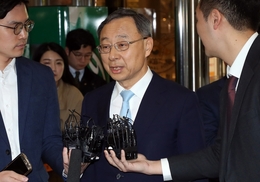 KT 황창규 회장, 20시간 넘게 경찰 조사받고 귀가