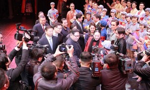중국 발레공연 관람한 김정은-리설주…북중관계 ‘봄날’