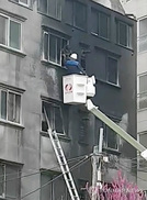 순식간에 원룸 외벽에 옮겨붙은 불…“안에 사람있어요” 