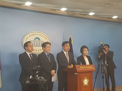 민주 헌정특위 의원들 “선거연령 만 18살 이상으로 낮춰야”