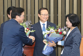민주당 새 원내대표에 ‘친문 핵심’ 홍영표