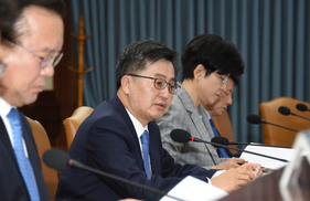 [한겨레 사설] ‘경기 둔화’ 진단 흘려듣지 말고 미리 대비해야