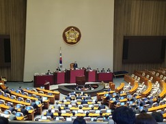 ‘대통령 개헌안’ 야4당 불참작전으로 사실상 부결