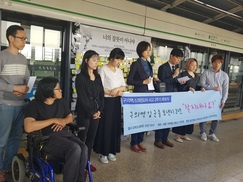 구의역 승강장에 흰국화·컵라면·종이학 …“청년 노동자는 부품이 아니다”
