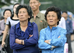 [포토] 싱가포르 소식 주목하는 평양 시민들