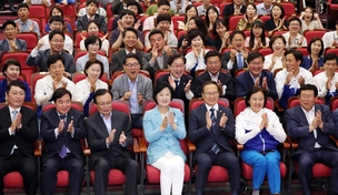 출구조사 발표에 민주 “환호” 한국·바른미래 “…”