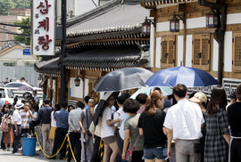 극한폭염 속 초복 풍경…개고기 반대 행진·삼계탕집 장사진