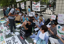 “이란 친구 ‘난민’ 인정해주세요” 출입국외국인청에 모인 중학생들