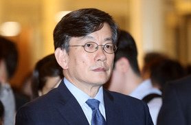 ‘폭행·배임 의혹’ 손석희 JTBC 대표이사 경찰 출석