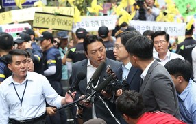 특검서 나오던 김경수 가격한 50대는 ‘보수 유튜버’ 