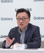 삼성전자 “폴더블폰 ‘세계 최초’ 뺏기고 싶지 않다”