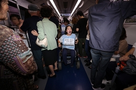 [포토] “살인기계 리프트 철거하라” 시위 벌이는 장애인들