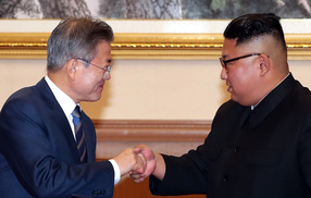 김정은 “언제나 지금처럼 두 손 굳게 잡고 함께 하자”