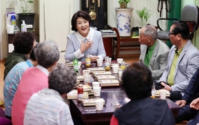 [포토] 김정숙 여사, 간식 챙겨 청와대 옆 경로당 ‘깜짝 방문’