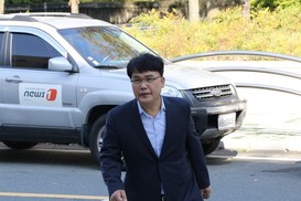 ‘불법 여론조사 혐의’ 이재만 전 한국당 최고위원 소환