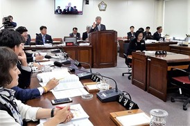 “선거를 도운 것에 대한 보은인사 아닙니까?”