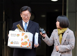 이재명 “주말 동안 재판 준비”…재활용품 박스 들고 나와