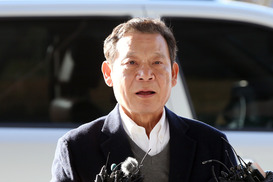윤장현 검찰 출석 “국민께 송구…공천 바란 것 아냐”