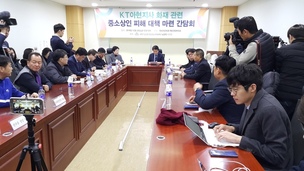 [현장] ‘위로금’ 고집하는 KT에 성난 상인들 “우리 거지 아니다”