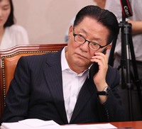 “민주주의 누나는 박근혜, 민주주의 할아버지는 박정희냐”