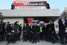 ‘검찰 포토라인’ 앞에서 갑자기 ‘피의자 인권’ 눈 뜬 법관들