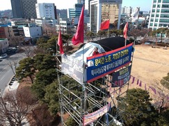 ‘택시 완전월급제’ 요구 10ｍ 망루 농성 510일 만에 풀어