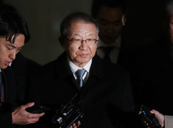 조사 마친 양승태 전 대법원장, ‘조서 열람’ 위해 검찰 출석